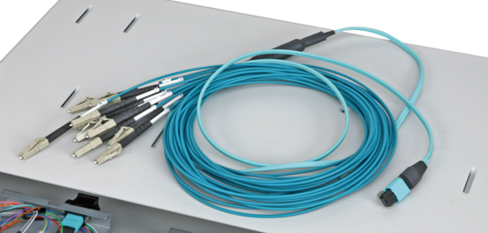 Fan-Out-Kabel mit MPO- und einzelnen LwL-Steckern, Foto: eks-engel.de